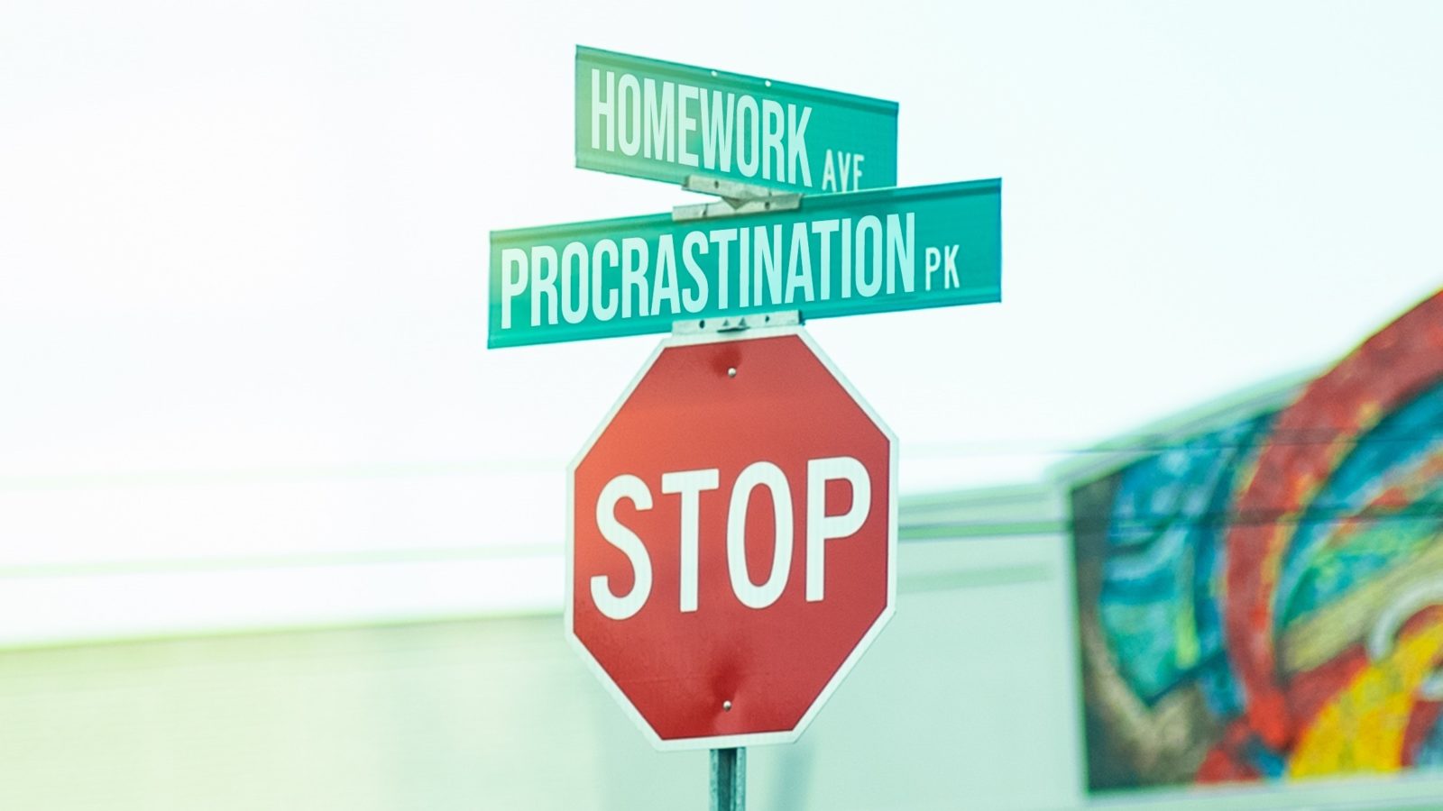 Stoppschild mit zwei Wegweisern Homework und Procrastination